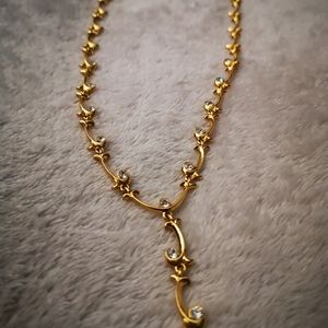 Intricate gold tone necklace